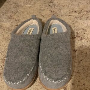 Dearfoams cozy comfort Gray Slippers women’s size large US 9-10